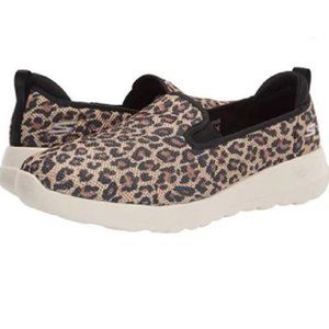 Skechers Women's Walking Sneaker Slip On Size 7 Color Leopard